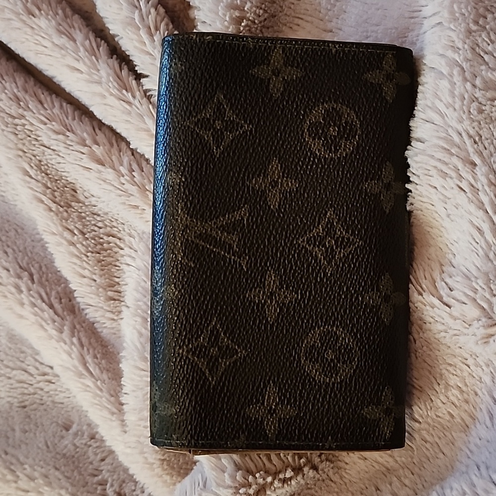 LV Compact Wallet - Picture 2 of 9